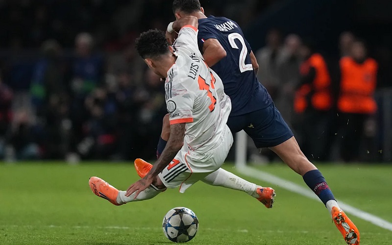 Bayern và Arsenal chia sẻ ngôi vua