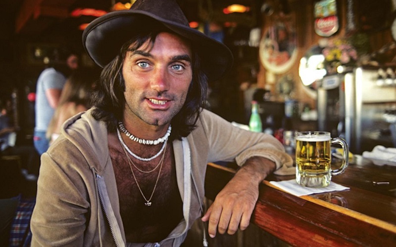 Dính dáng đến rượu chè, cờ bạc và những mối quan hệ rắc rối