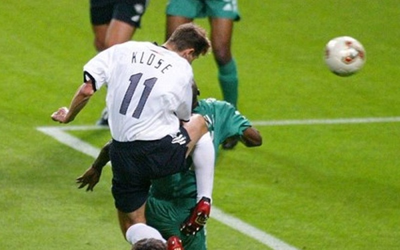 Klose ghi 5 bàn (toàn bộ bằng đánh đầu)