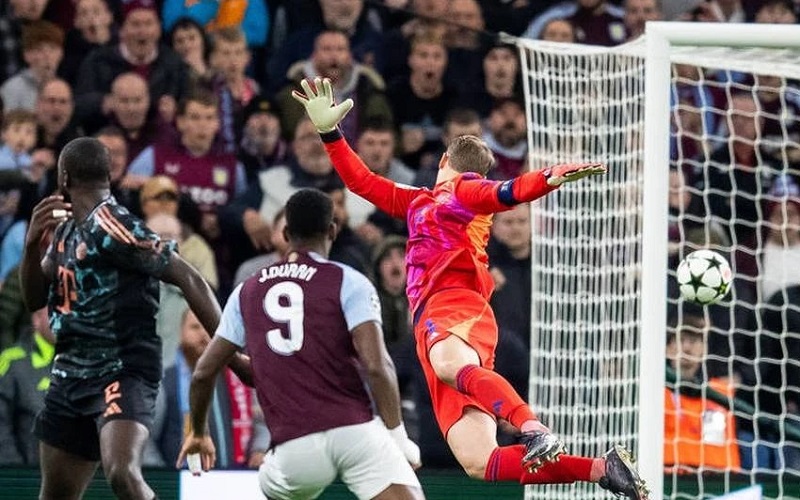 Neuer bị chế giễu vì lao lên giữa sân trong trận thua Arsenal