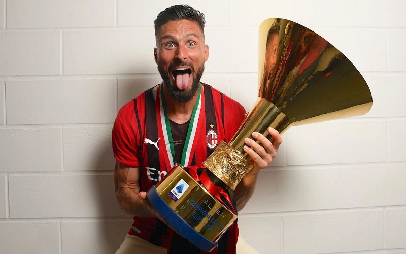 gia nhập AC Milan giúp đội bóng vô địch Serie A