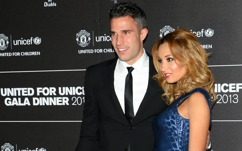 kết hôn với Bouchra van Persie vào năm 2004